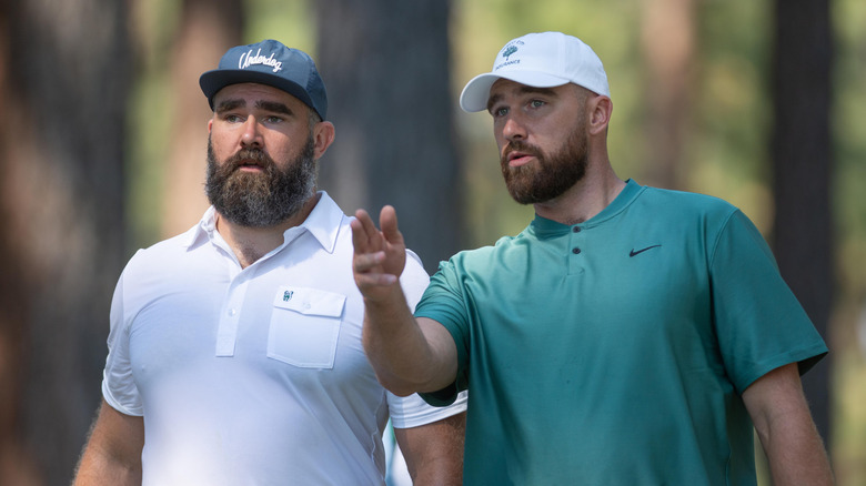 Travis e Jason Kelce durante l'ACC Celebrity Golf Championship