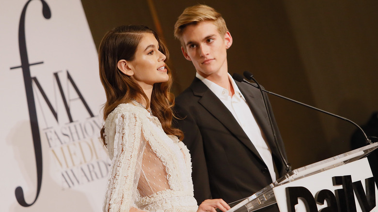 Kaia Gerber e Presley Gerber presentano un premio sul palco