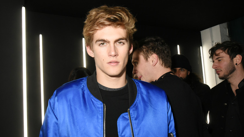 Presley Gerber partecipa a una festa YSL con una giacca blu