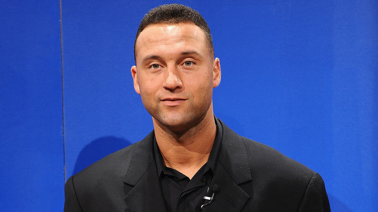 Derek Jeter indossa giacca e maglietta nere a un evento per Gillette.