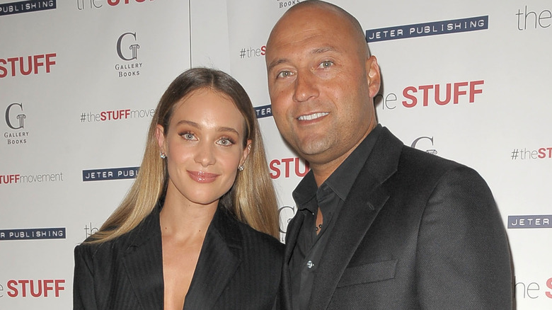 Derek e Hannah Jeter partecipano a un evento indossando abiti scuri.