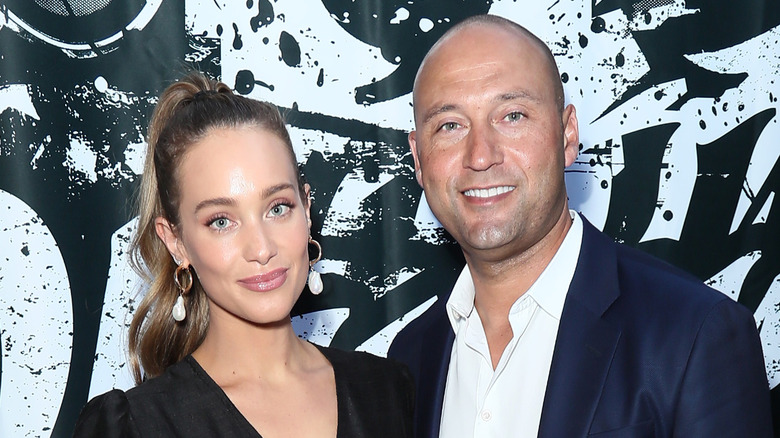 Derek e Hannah Jeter posano per le foto davanti a uno sfondo in bianco e nero.