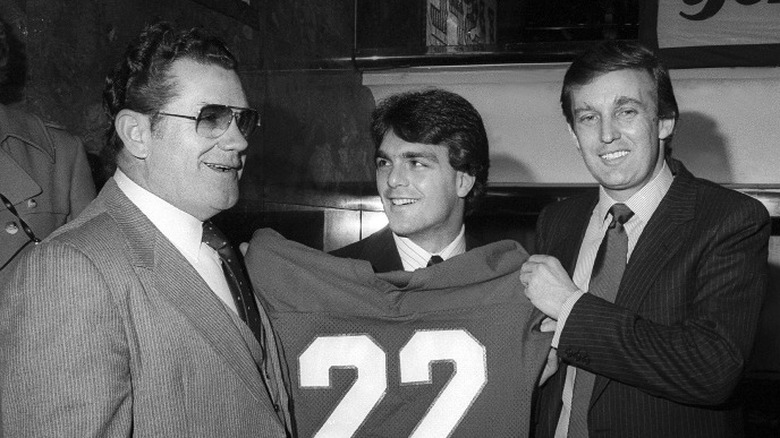 L'allenatore dei generali Walt Michaels, il quarterback Doug Flutie e Donald Trump a una conferenza stampa della USFL (1985)