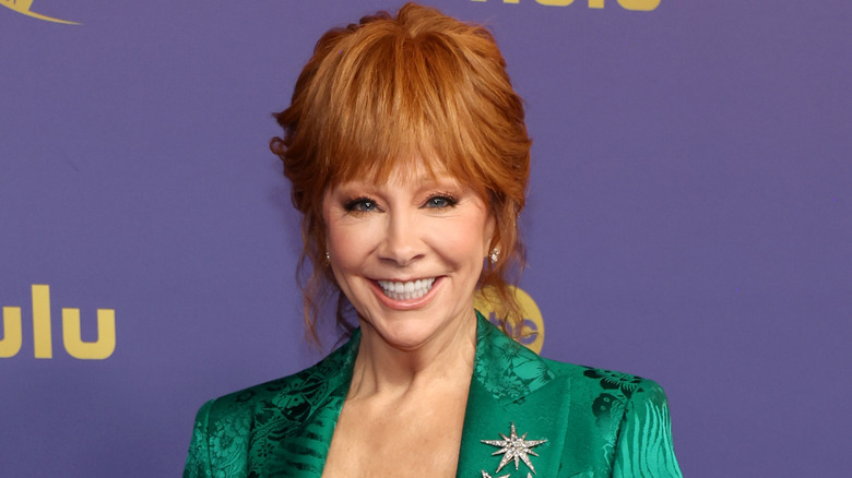 Reba McEntire con i capelli alti agli Emmy