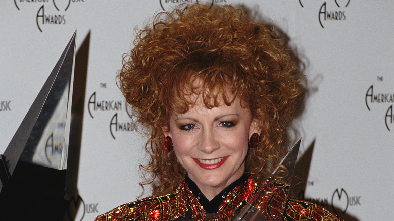 Reba McEntire con enormi capelli ricci agli American Music Awards