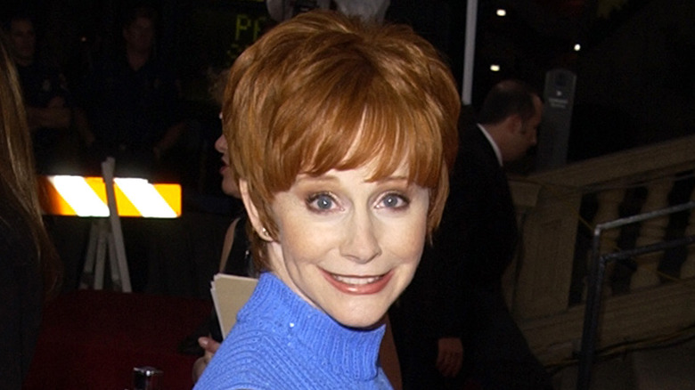 Reba McEntire con i capelli corti rossi ai People's Choice Awards del 2002