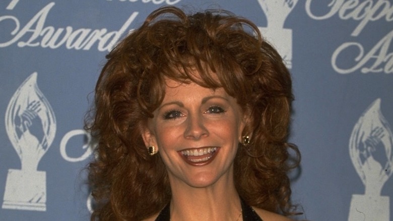 Reba McEntire con enormi capelli castani ai People's Choice Awards