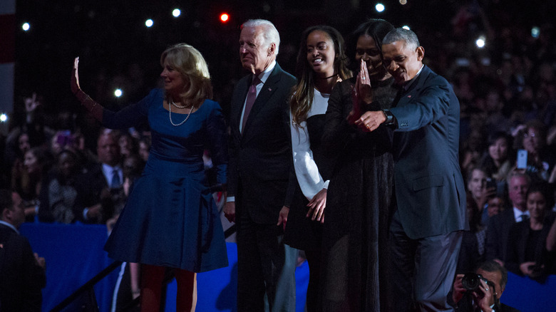 I Biden e gli Obama sul palco