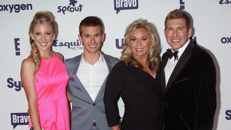 Savannah, Chase, Todd e Julie Chrisley sorridono