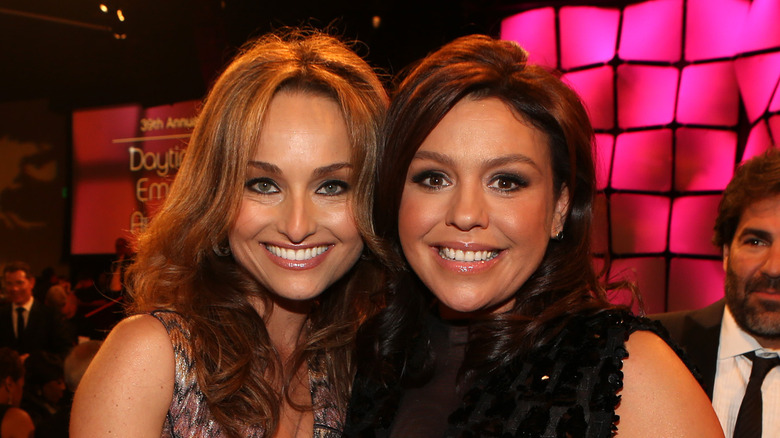 Giada De Laurentiis e Rachael Ray sorridono