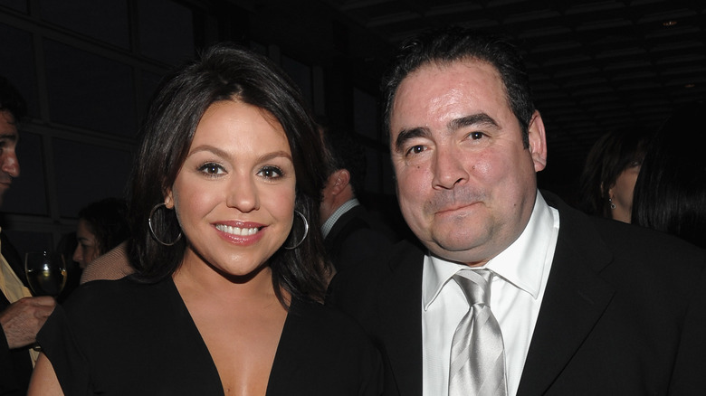 Rachael Ray ed Emeril Lagasse sorridono