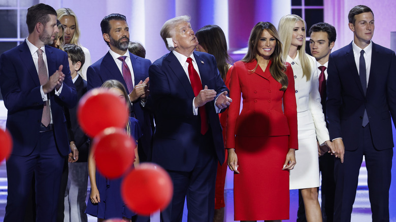 La famiglia Trump sul palco con i palloncini che cadono intorno a loro