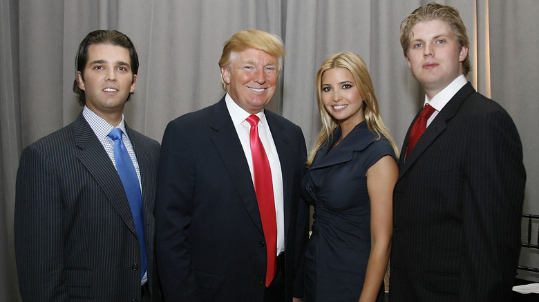 Donald Trump posa con i suoi figli Donald Jr., Eric e Ivanka