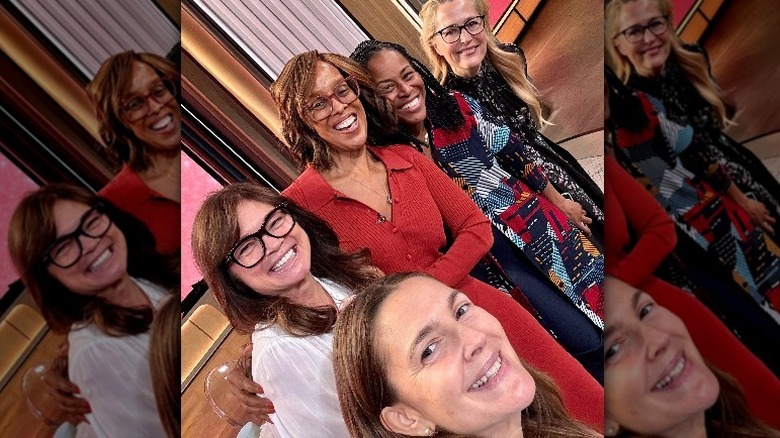 Gayle King e altri posano per un selfie