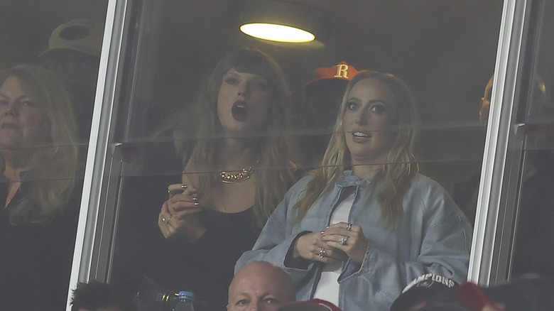 Taylor Swift parla con Brittany Mahomes all'Arrowhead Stadium il 4 novembre 2024