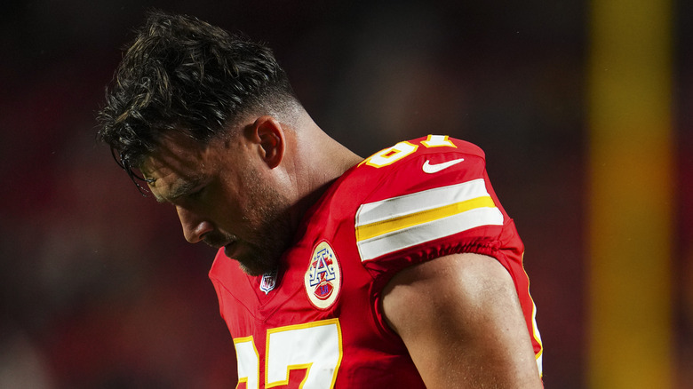 Travis Kelce abbassa la testa il 4 novembre 2024