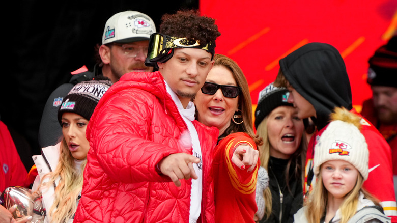 Patrick Mahomes e sua madre Randi Mahomes nel febbraio 2023