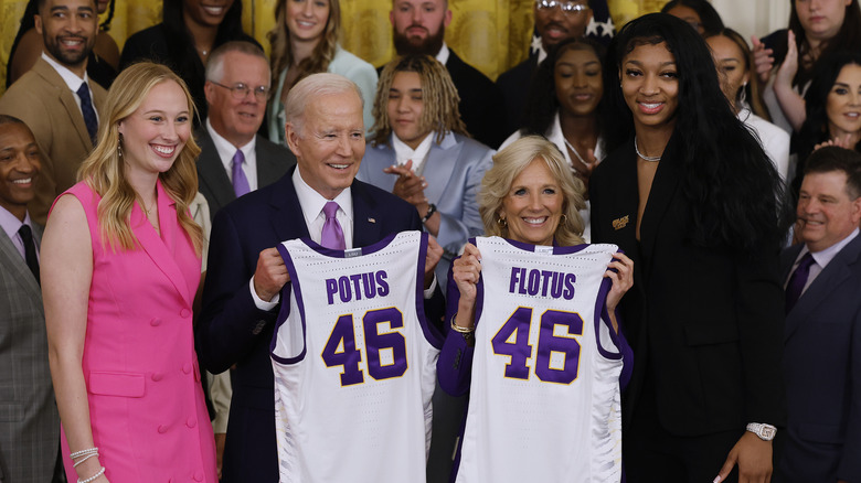 Angel Reese posa con Joe e Jill Biden