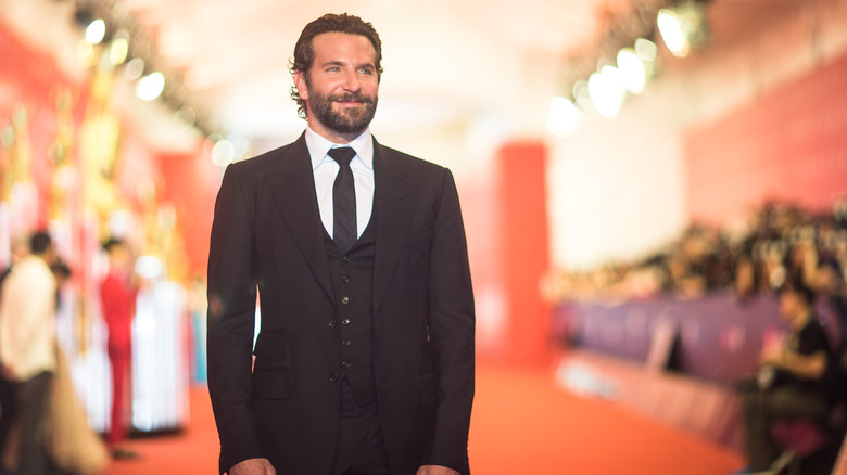 Barba da abito nero di Bradley Cooper