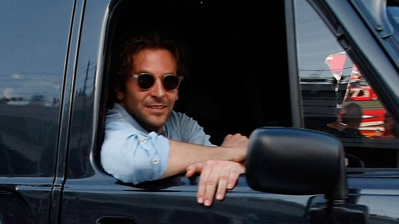 Auto sorridente con occhiali da sole Bradley Cooper