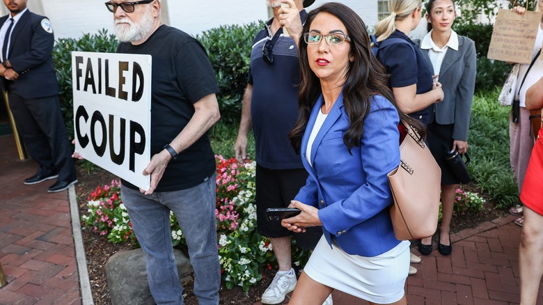 Lauren Boebert in miniabito bianco e blazer blu