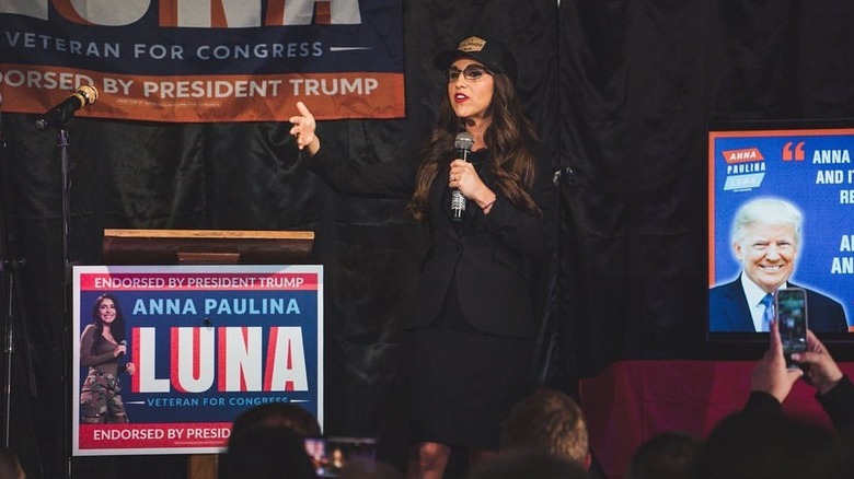 Lauren Boebert indossa un cappello del Colorado