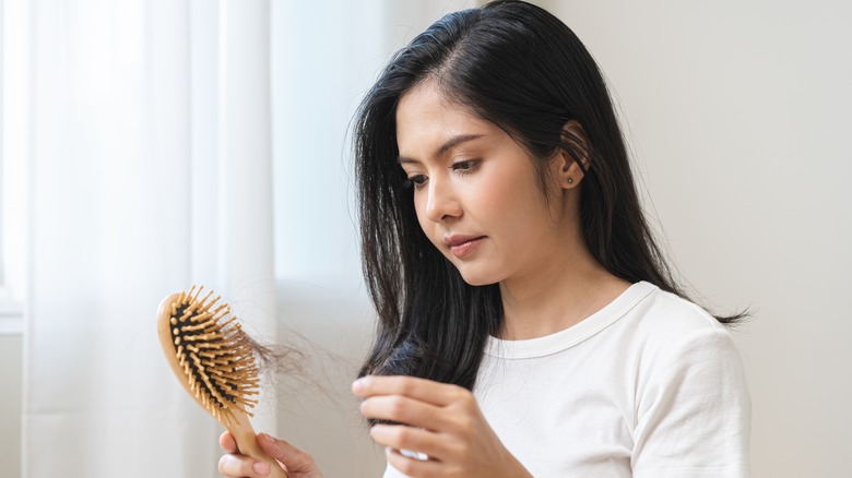 Rottura dei capelli durante la spazzolatura