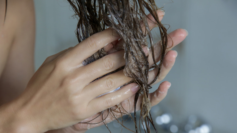 Donna che applica una maschera per capelli