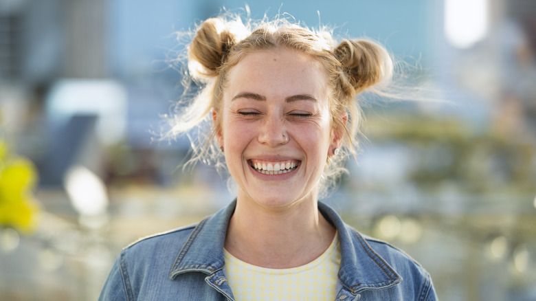 Donna sorridente con panini spaziali