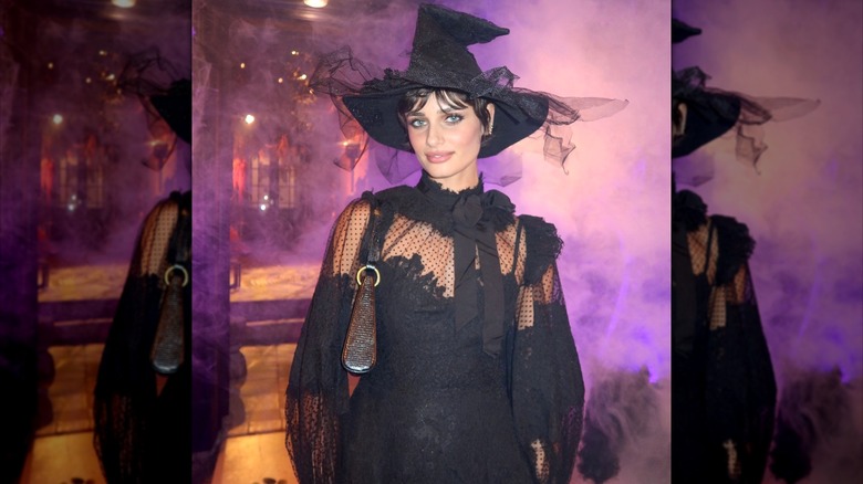 Taylor Hill vestita da strega alla festa di Halloween di Jinx