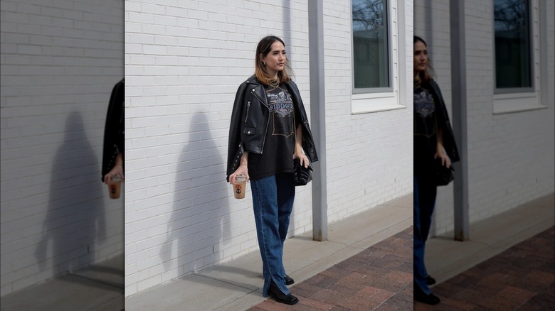 Ragazza che indossa pelle con denim con orlo diviso