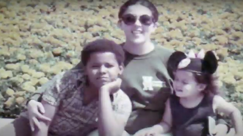 Ann Dunham posa con Barack Obama e Maya Soetoro