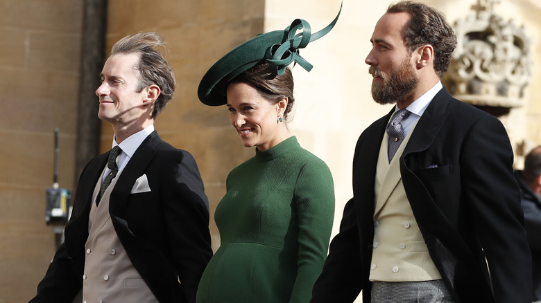 Pippa Middleton incinta cammina accanto al marito James Matthews e al fratello James Middleton.