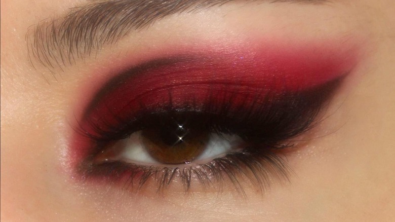 Ombretto rosso con eyeliner grafico