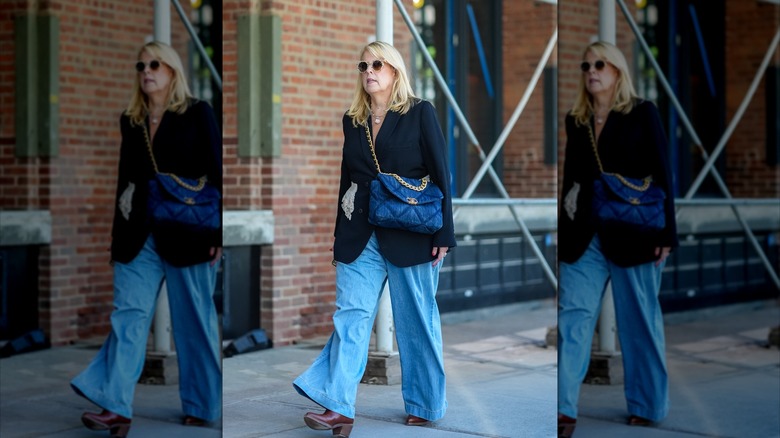 Donna in jeans larghi