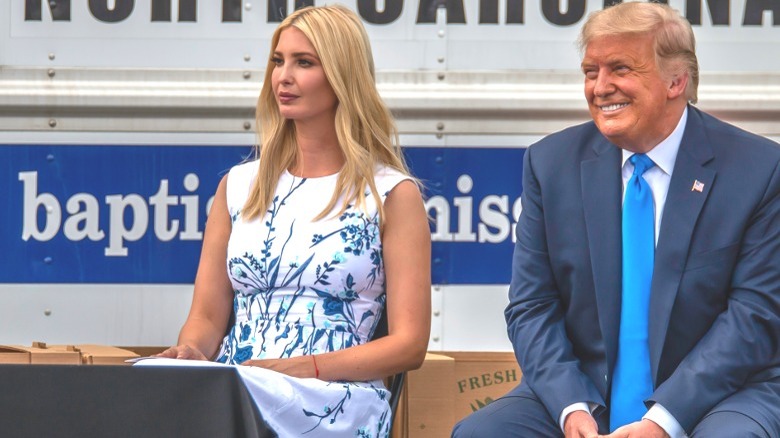 Ivanka Trump e Donald Trump seduti ad un evento nella Carolina del Nord