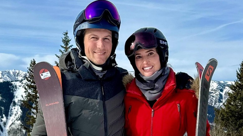 Jared Kushner e Ivanka Trump posano con gli sci su una montagna