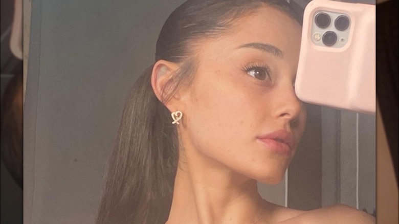 Ariana Grande si fa un selfie allo specchio