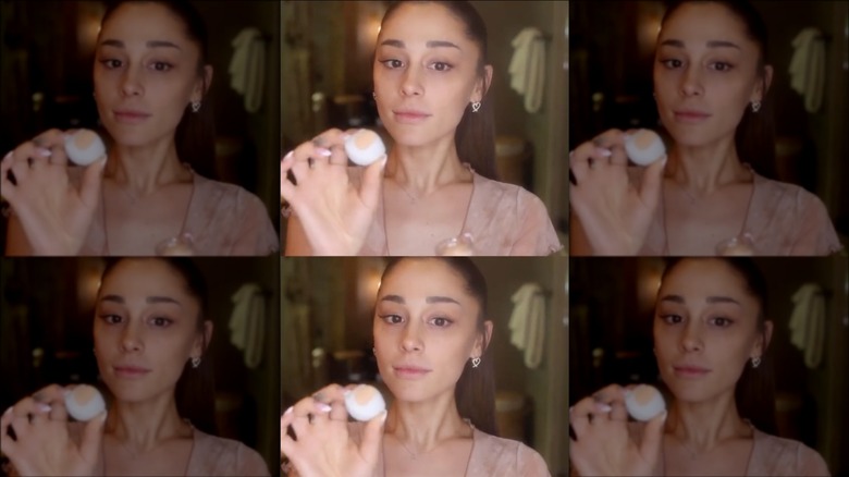 Ariana Grande promuove il correttore Sweetener