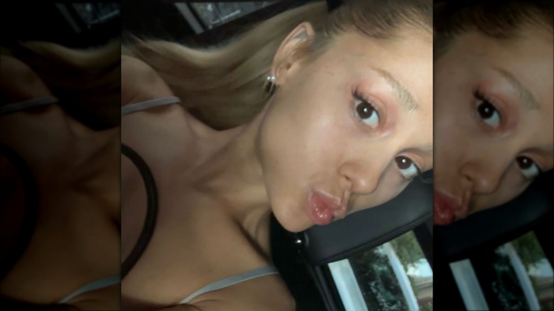 La bionda Ariana Grande si fa un selfie in macchina