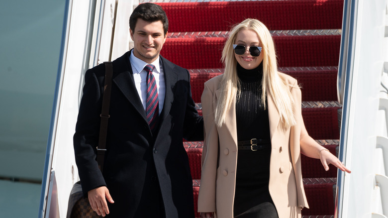 Michael Boulos e Tiffany Trump sbarcano dall'aereo di Donald Trump.