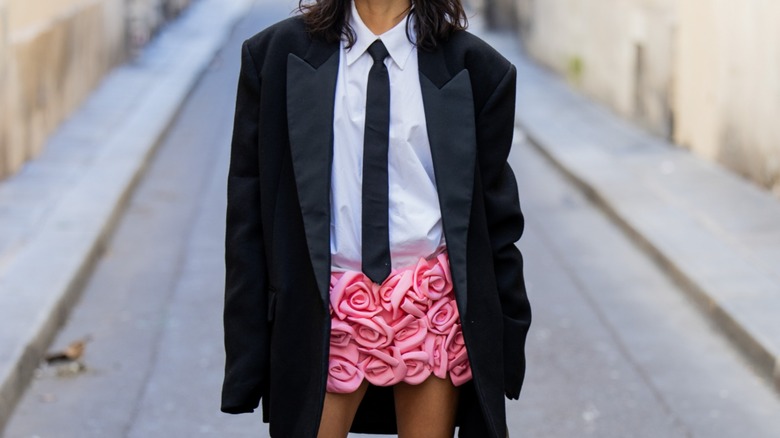 donna che indossa blazer e gonna rosa