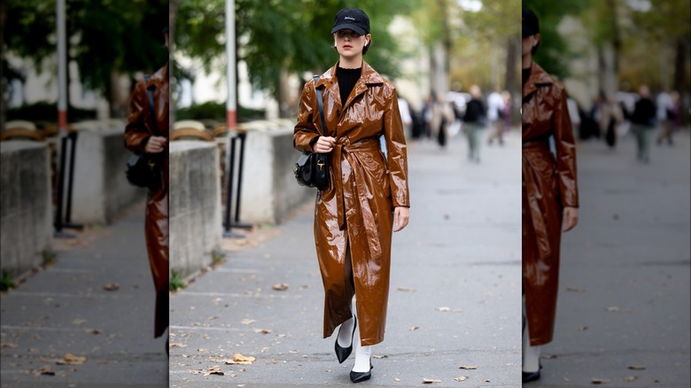 donna che indossa cappotto lungo e calzini