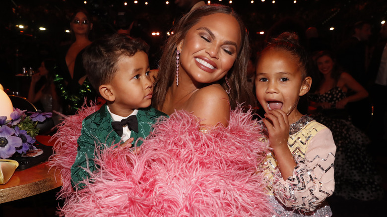 Chrissy Teigen posa con i suoi figli