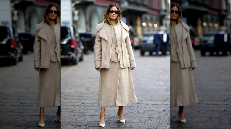 Donna che indossa pesanti coordinati beige