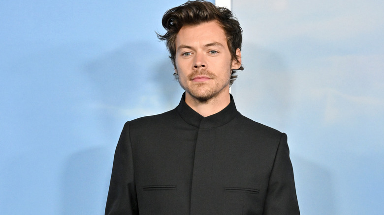 Harry Styles vestito tutto di nero