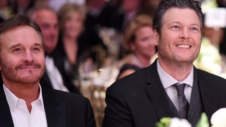 Narvel Blackstock e Blake Shelton indossano abiti da cerimonia