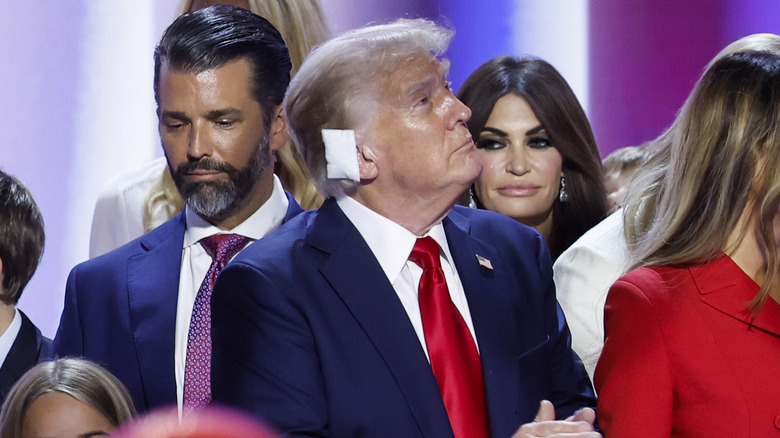 Donald Trump Jr., Donald Trump e Kimberly Guilfoyle sul palco