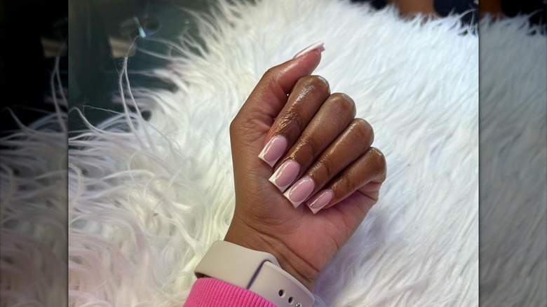 French manicure con taglio a V e base rosa