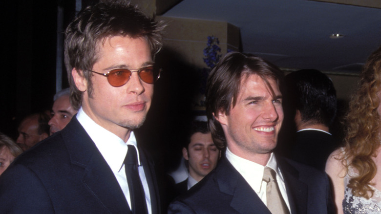 Brad Pitt indossa gli occhiali da sole, Tom Cruise sorride